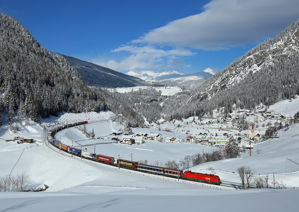 An OBB Taurus passes Sankt Jodok whilst hauling RoLa train 52336 from Brennero to Worgl, 9 March 2016