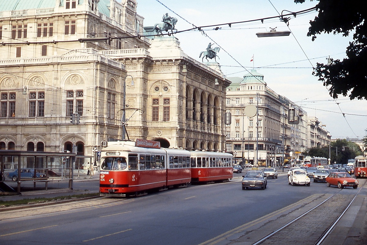 An der Oper vorbei fährt E 4534 als Linie D nach Nußdorf (Juni 1987)