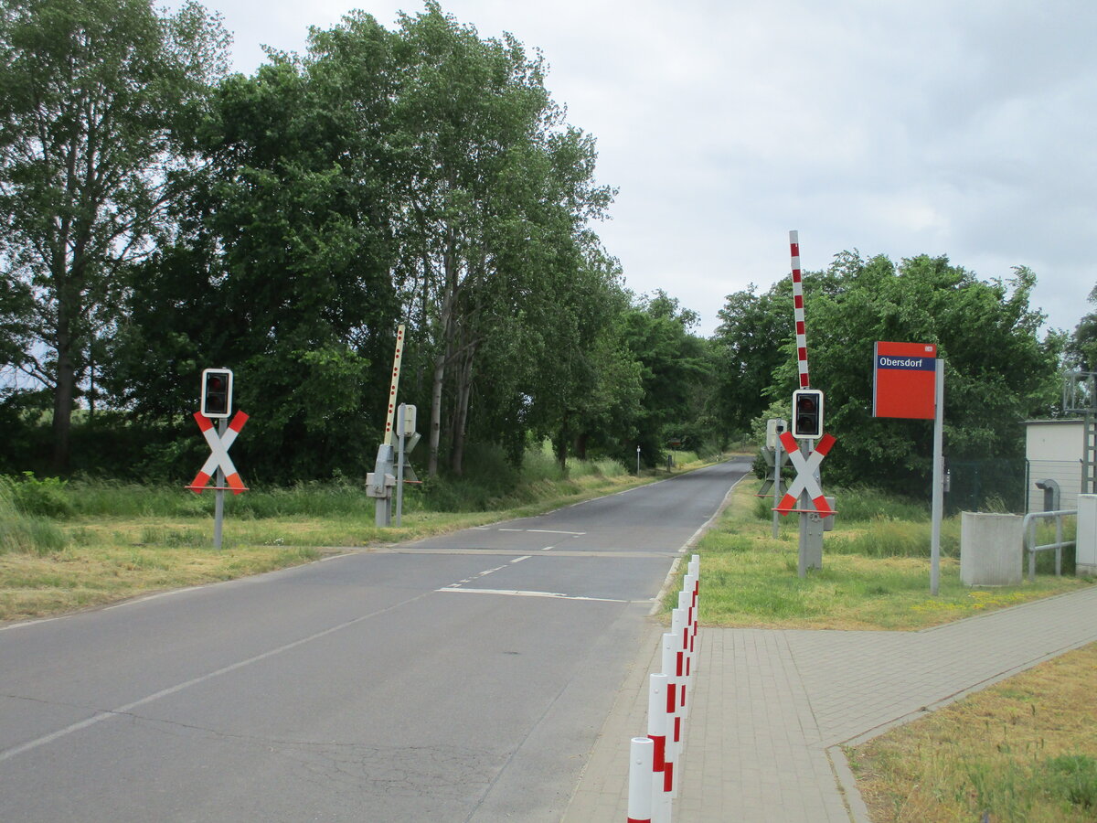 An der Ostbahn,zwischen Berlin und Kietz,gelegend dieser Bahnübergang an der Station Obersdorf.Aufgenommen am 13.Juni 2021.