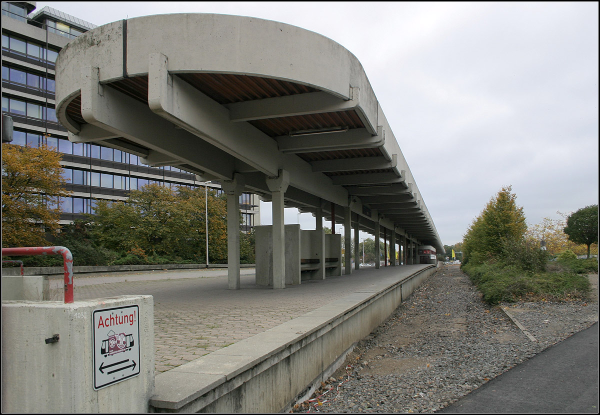 An der Podbielskistraße in Hannover -

Mit Fertigstellung der Tunnelstrecke vom Hauptbahnhof unter der Lister Meile im Jahre 1976 begann im Anschluss an den Tunnel das Stadtbahnzeitalter auf der Podbielskistraße. Allerdings erhielt damals lediglich die Endhaltestelle Lahe einen Hochbahnsteig, der erste oberirdische in Hannover. Hier konnte direkt gegenüber in die weiterführenden Busse umgestiegen werden, eine umsteigefreundliche Lösung, wie es an auch an vielen anderen Stadtbahnhaltestellen eingerichtet wurde.
Zunächst wendete die Stadtbahn an einem Kehrgleis. Erst 1992 wurde die ursprünglich geplante Wendeschleife eingerichtet.

Die Aufnahme entstand im Jahr 2006 als die Endstation stillgelegt worden war und die Strecke nach Altwarmbüchen verlängert wurde. In diesem Bereich entstand die neue Station 'Parcelsusweg' in Mittellage der Podbielskistraße, an der heute auch noch die neue Strecke nach Misburg anschließt. Am Platz der alten Endhaltestelle und Schleife befinden sich heute Parkplätze.

02.11.2006 (M)

