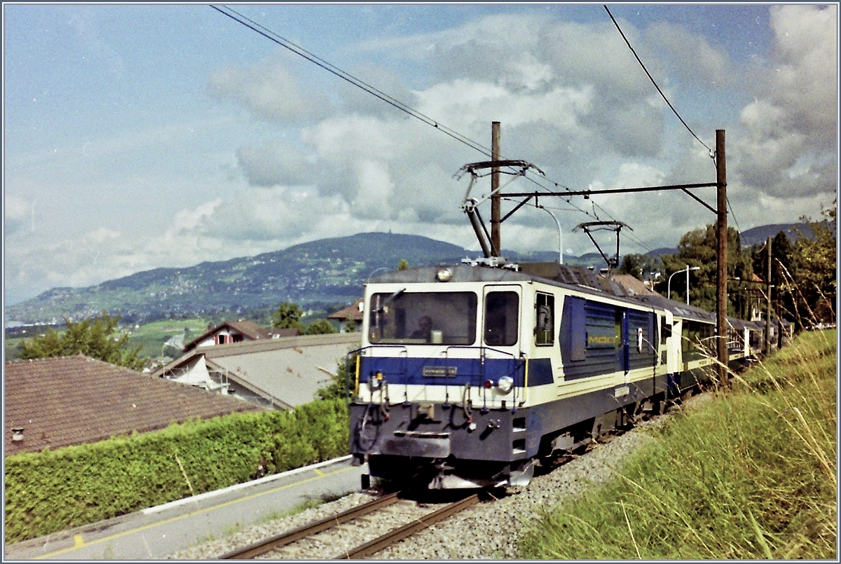An praktisch der selben Stelle konnte ich vor gut 25 Jahren ebenfalls eine MOB GDe 4/4 mit ihrem Panoramic Expess fotografieren. 

Analog Bild vom August 1994
