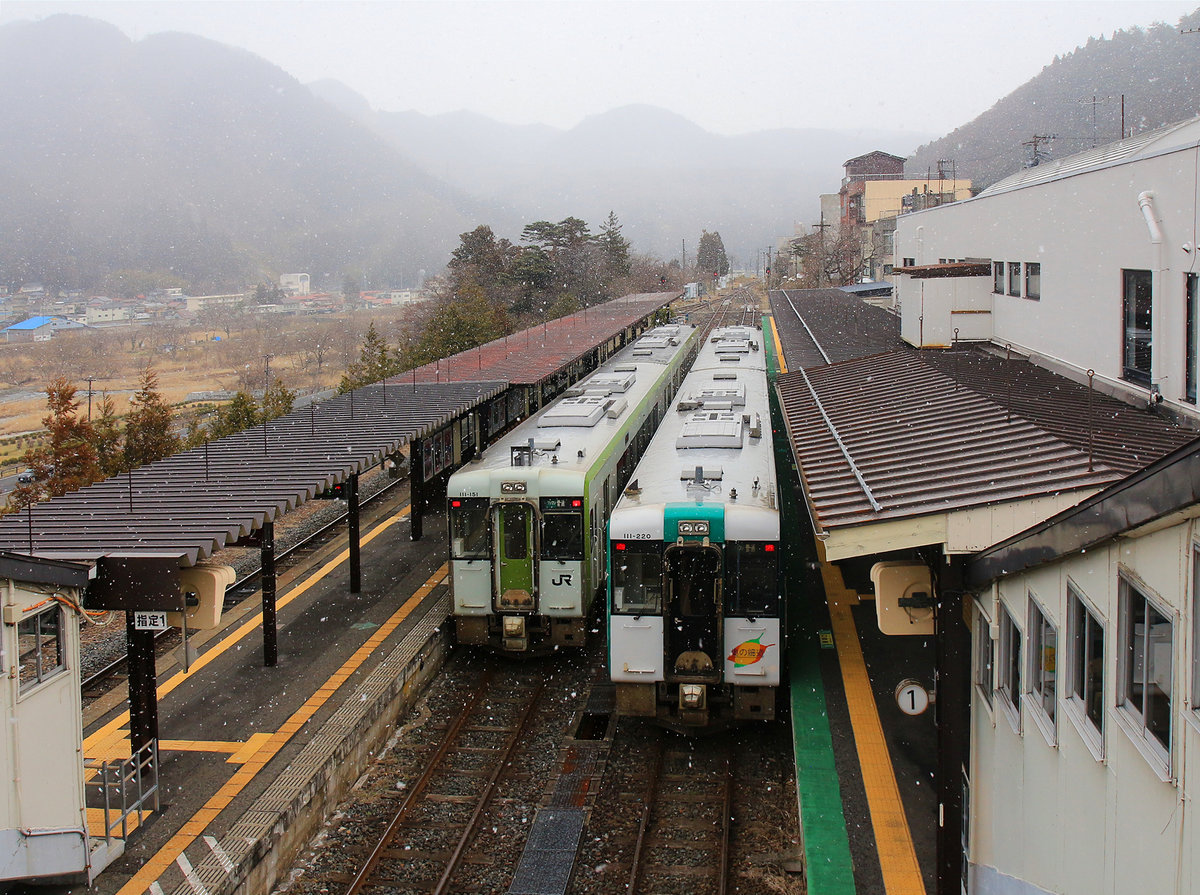 An der Querverbindung vom Pazifik zum Japanischen Meer via der Yamagata Hochebene. Zwei Lokalzüge in Naruko Onsen, berühmt für seine heissen Quellen. Links Zweiwagenzug KIHA 111/112-151, rechts KIHA 111/112-220. 17.März 2019 