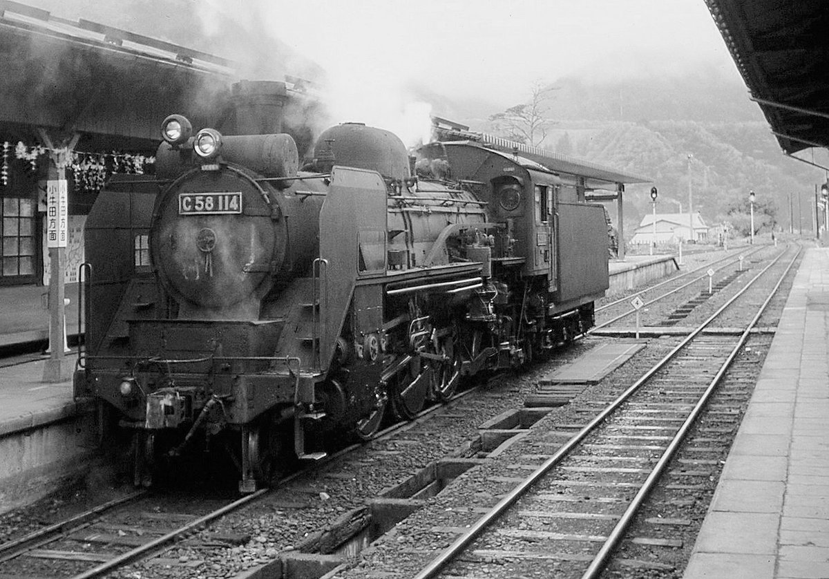 An der Querverbindung vom Pazifik zum Japanischen Meer via der Yamagata Hochebene. Damals, als die C58 noch regelmässig die Strecke befuhr. C58 114 in Naruko Onsen, 5.Mai 1972.  - Die Lok C58 (Achsfolge 1C1) wurde 1938-1947 gebaut; 415 Loks für die damalige Staatsbahn,14 Loks für die Insel Sachalin, und 2 Loks für private Firmen auf Hokkaidô. Sie hatten gut geschlossene Führerstände und waren besonders in kalten Gebieten beliebt. Eine Reihe von Loks gelangte im Krieg nach Südostasien; nach dem Krieg waren noch 388 Loks im Bestand. 