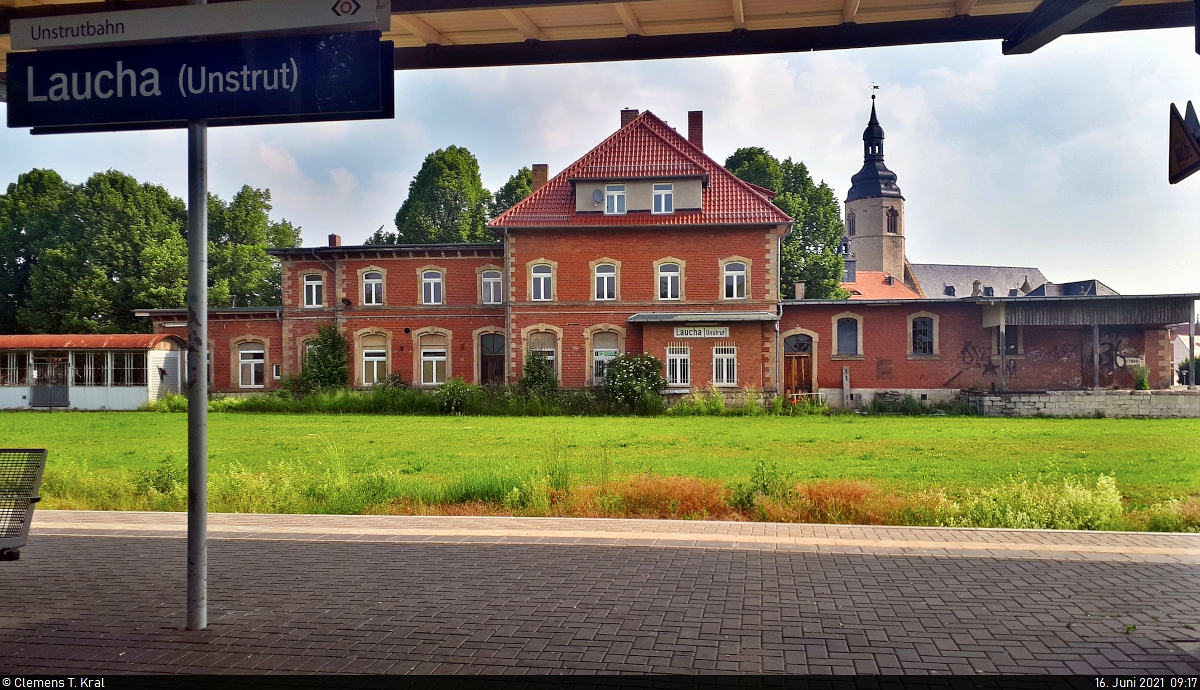 An richtiger Stelle angehalten:
Bahnsteig und ehemaliges Empfangsgebäude des Bahnhofs Laucha(Unstrut), gesehen aus dem Zugfenster.

🚩 Bahnstrecke Naumburg–Reinsdorf (Unstrutbahn | KBS 750)
🕓 16.6.2021 | 9:17 Uhr