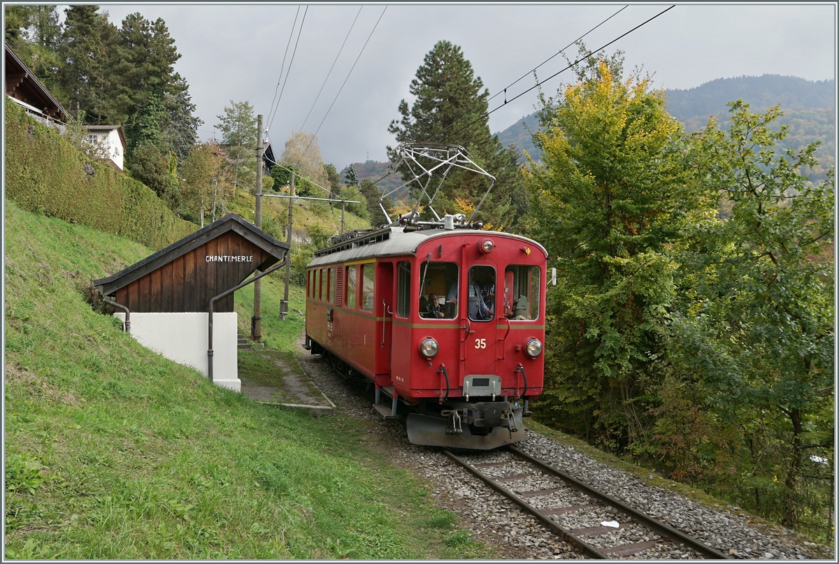 An der Riviera Vaudoise schien im Gegensatz zum Lavaux immerhin zeitweise die Sonne, so dass ich mich entschied, statt die  Trains des Vignes  Strecke mit Umleitungsverkehr, lieber die Blonay Chamby Bahn zu besuchen, immerhin ist es bereits das zweiletzte Wochenende dieser Saison. 

Der Blonay-Chamby Bernina Bahn ABe 4/4 I N° 35 fährt auf seiner Fahrt von Chaulin nach Blonay bei der Station mit dem schönen Namen Chantemerle (Nachtigall) durch.

18. Okt. 2020