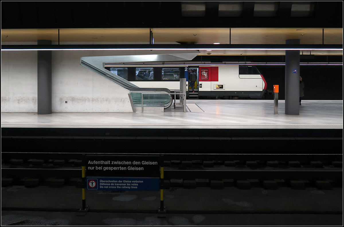 An der Rolltreppe -

Unterirdische Station (Löwenstraße) des Züricher Hauptbahnhofes.

14.03.2019 (M)