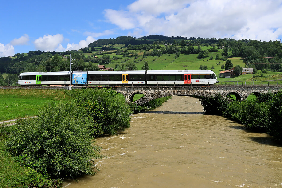 An der S2 der S-Bahn St.Gallen (Altstätten SG - St.Gallen - Wattwil - Nesslau Neu St.Johann): Thurbo GTW 2/8 804 zwischen Krummenau und Nesslau Neu St.Johann, 9.Juli 2021  