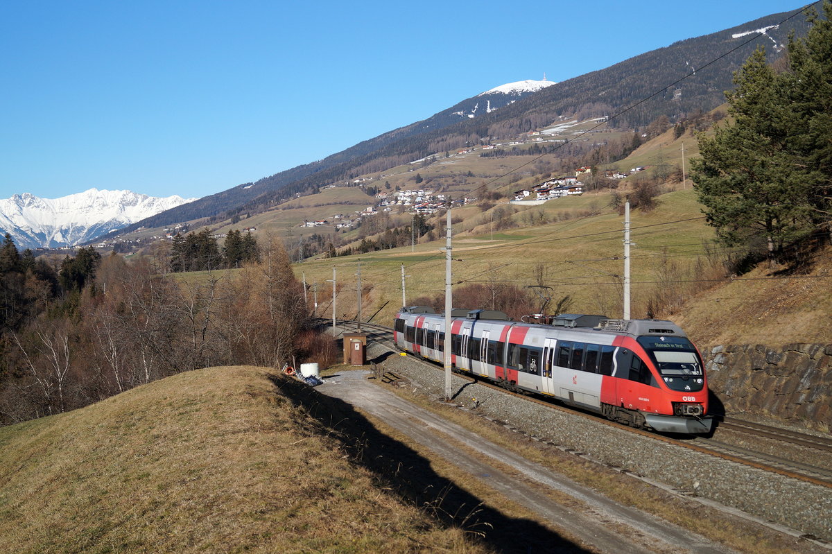 An Samstagen verkehrt die Linie S 3 der S-Bahn Tirol nur zwischen Innsbruck Hbf und Steinach in Tirol. 4024 080-6 wird in Kürze als Zug 5256 den einzigen Zwischenhalt des gesamten Fahrtverlaufes, den Bahnhof Matrei am Brenner, erreichen und passiert hier die Steigung bei Mühlbachl. 29.12.2018.