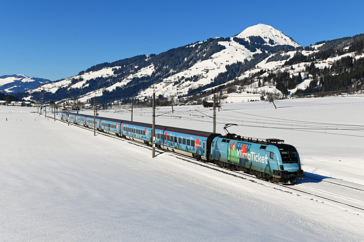 An Samstagen verkehrt der RJX 1265 von Wörgl nach Wien Flughafen über die Giselabahn. Am 12. Februar 2022 war für diesen Dienst der  Klimajet  eingeteilt. Bei Brixen im Thale konnte ich die bunt gestaltete 1116.244 vor der frisch verschneiten Hohen Salve aufnehmen. 