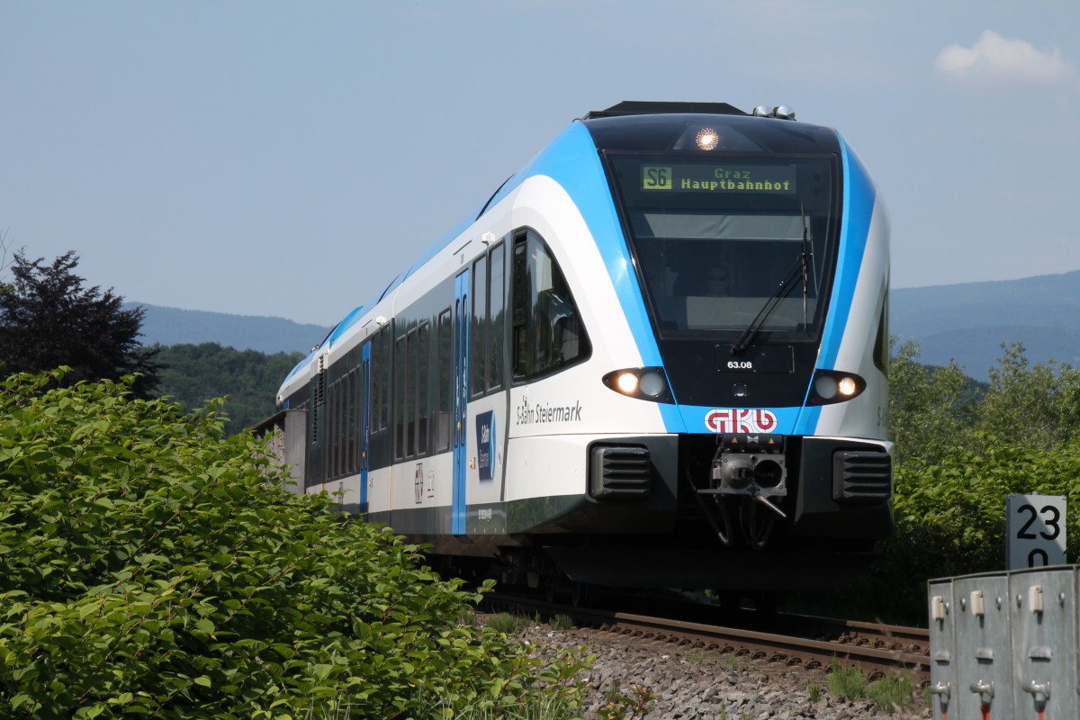 An Samstagen werden von den Zügen von Wies-Eibiswald nach Graz Hauptbahnhof nur wenige über Hengsberg geführt. Einen von ihnen (R4366) bildete am 30.5.2015  5063.08, aufgenommen nach der Laßnitzbrücke vor dem Bahnhof Groß St. Florian. 