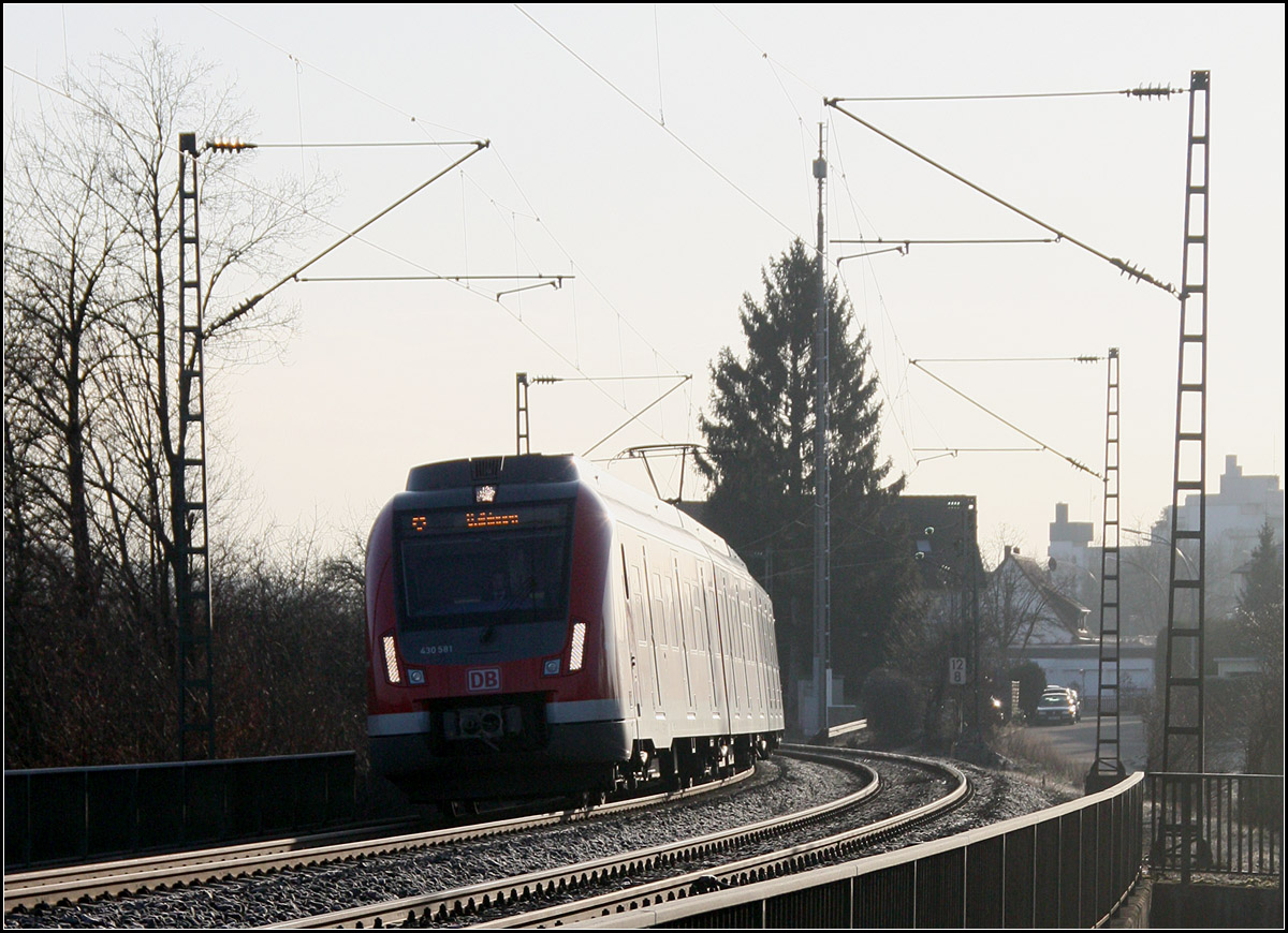 An den Scheinwerfen sollt ihr sie erkennen -

Neuer S-Bahnzug der Baureihe 430 kurz nach Verlassen der Station Stetten-Beinstein in Fahrtrichtung Filderstadt.

12.03.2014 (Matthias)