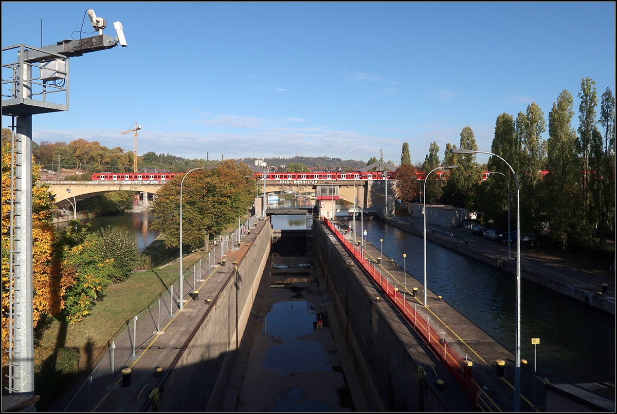An der Schleuse -

S-Bahn-Langzug auf der Neckarbrücke in Stuttgart-Bad Cannstatt.

12.08.2018 (M)