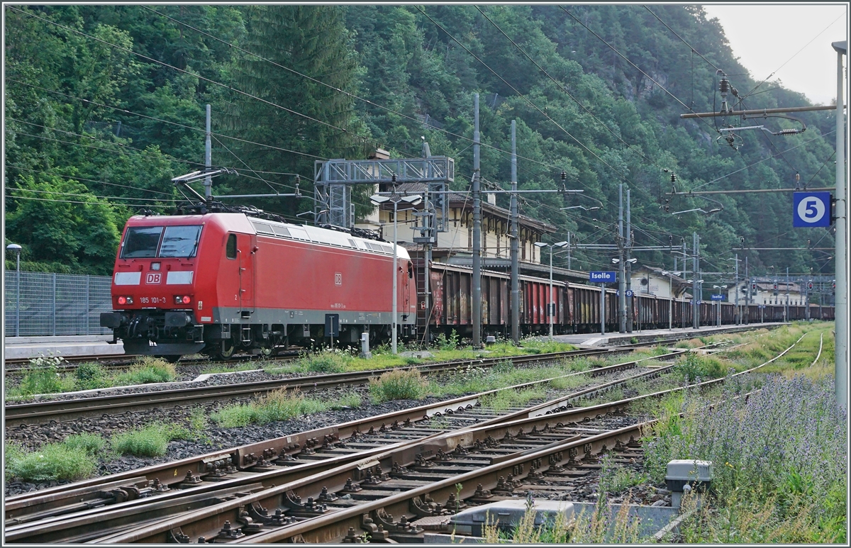 An Schluss des langen Tonerdezugs schiebt die DB 185 101-3; hier bei der Durchfahrt im Bahnhof von Iselle di Trasquera. 

21. Juli 2021