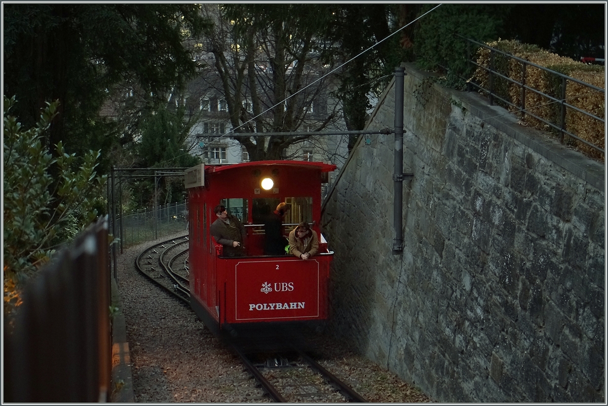 An der Schwelle von Tag und Nacht erreicht ein Zug der Poly-Bahn in Kürze sein Ziel.
1. Dez. 2015