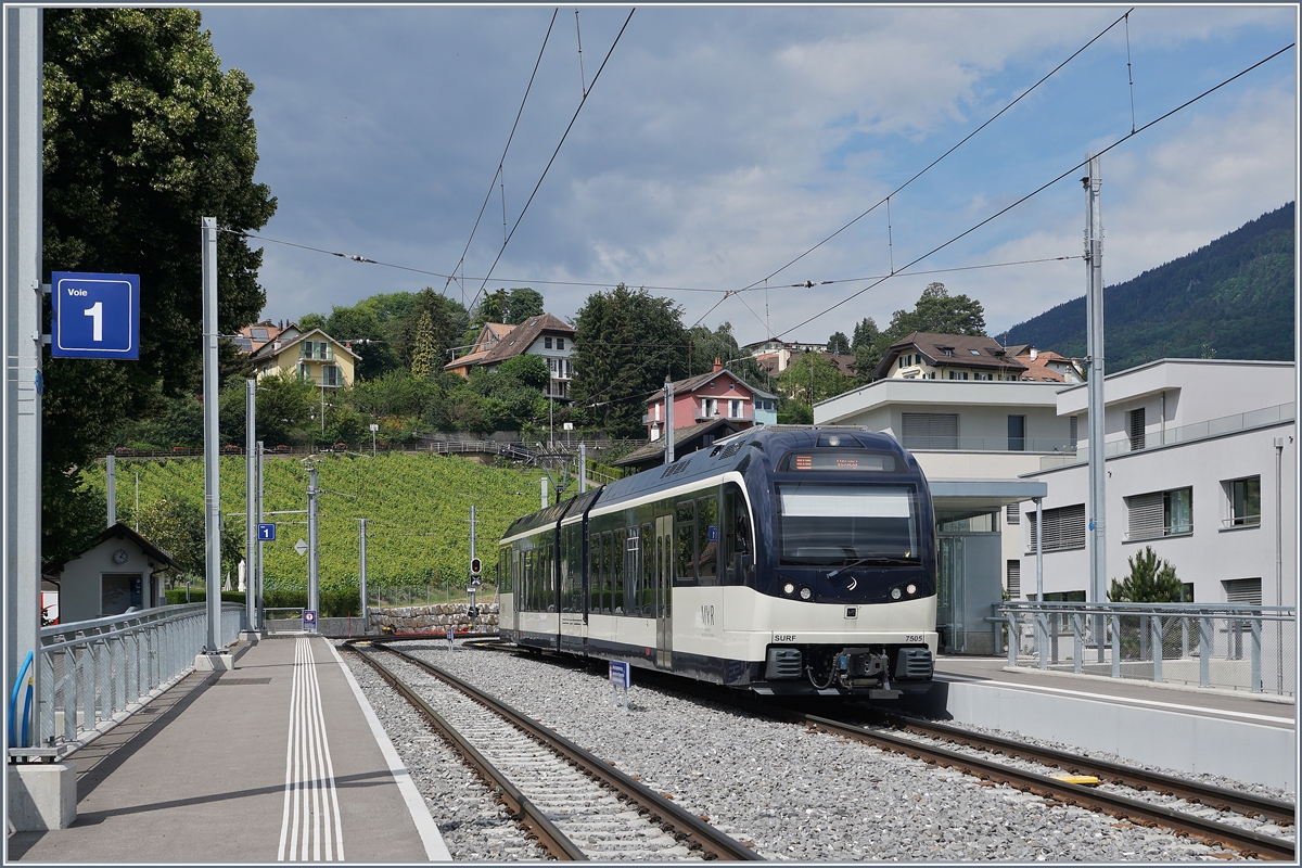 An der selben Stelle wie beim vorangegangen Bild zeigt sich der CEV MVR ABeh 2/6 7505 nach Umbau des Bahnhofs von St-Légier Gare. 

28. Juni 2020