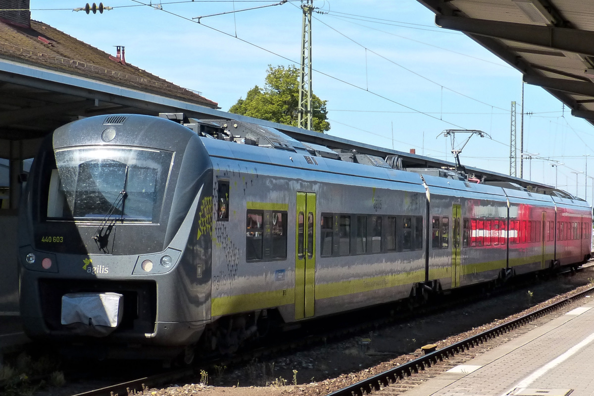 An so einem heißen Tag wie heute kann es schon mal vorkommen, dass man aufgrund der Hitze verkehrsrote Geisterloks zu Gesicht bekommt. Plattling 22.05.2016