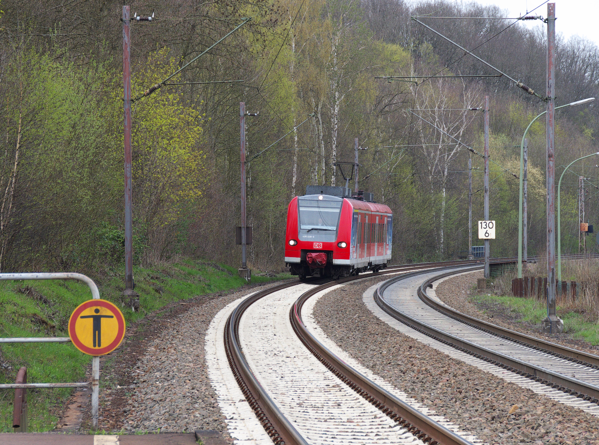 An Sonntagen reichen meist die Mini Quietschies der Baureihe 426 auch auf der Relation St. Wendel - Saarbrücken aus. Die 425er sind dann auch als RE nach Koblenz unterwegs. Ab Fahrplanwechsel Dezember 2014 wird sich das Einsatzgebiet auf der Nahetalbahn bis Neubrücke Nahe erweitern, denn in den Sommerferien wird der Fahrdraht von Türkismühle bis Neubrücke verlängert. 426 038, unser Werbequietschie  kommt aus St. Wendel und wird gleich in Altenwald halten. Bahnstrecke 3511 Bingen Hbf. (Bingerbrück) - Saarbrücken - 30.03.2014