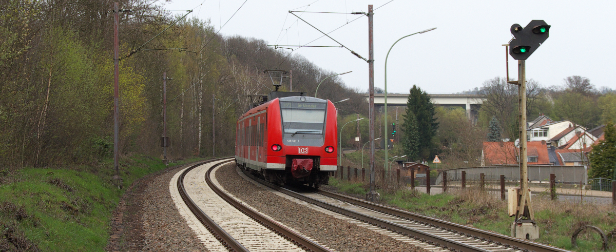 An Sonntagen reichen meist die Mini Quietschies der Baureihe 426 auch auf der Relation St. Wendel - Saarbrücken aus. Die 425er sind dann auch als RE nach Koblenz unterwegs. Ab Fahrplanwechsel Dezember 2014 wird sich das Einsatzgebiet auf der Nahetalbahn bis Neubrücke Nahe erweitern, denn in den Sommerferien wird der Fahrdraht von Türkismühle bis Neubrücke verlängert. Hier ein 426er Doppel als RB Saarbrücken - St. Wendel. 426 039 + 426 041 verlassen den Haltepunkt Altenwald in Richtung Friedrichsthal. Bahnstrecke 3511 Bingerbrück - Saarbrücken Hbf. am 30.03.2014