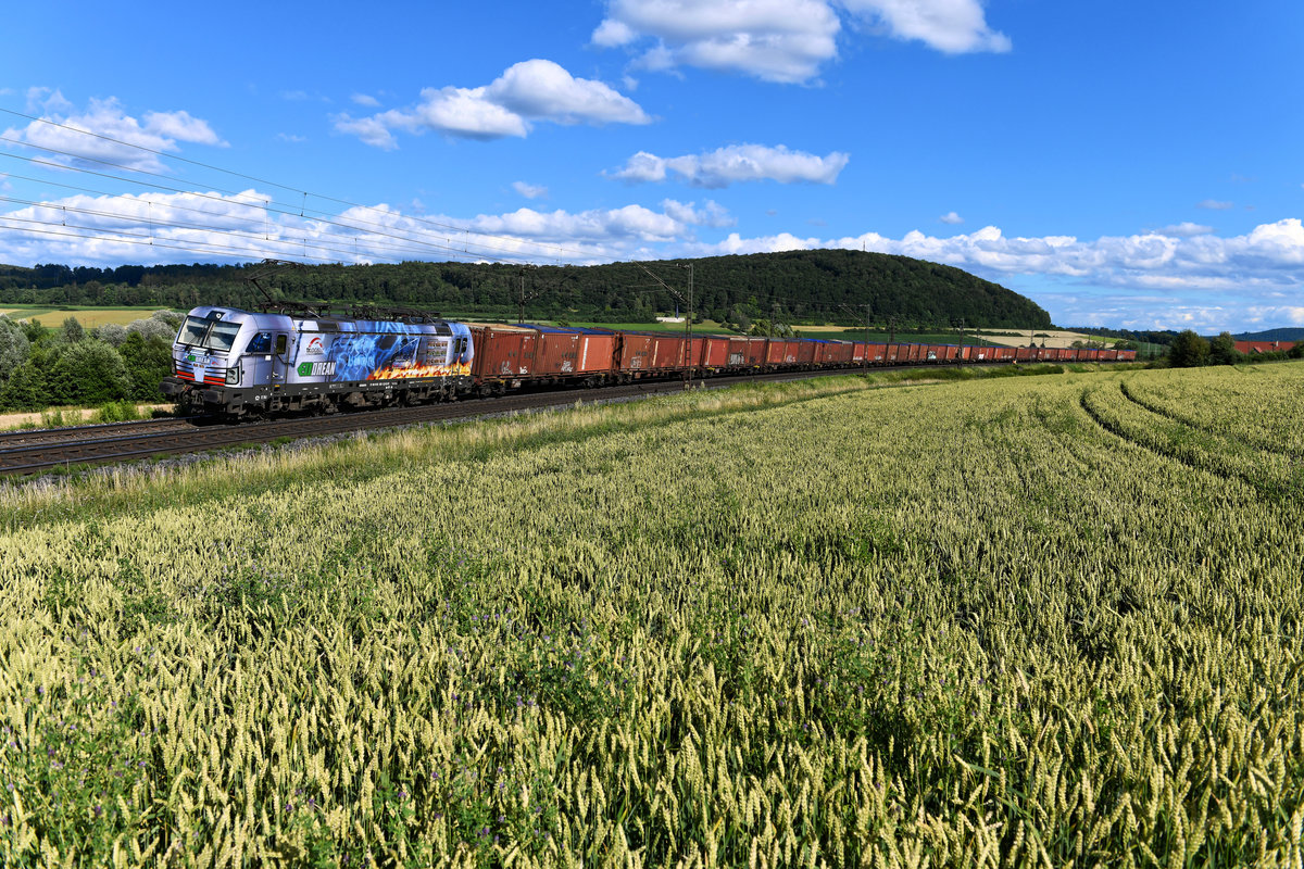 An Sonntagen verkehrt ein DGS 43856 von Marcianise bei Neapel nach Bad Bentheim. Das Ladegut macht sich olfaktorisch bemerkbar, in den Containern wird Müll transportiert. Am 05. Juli 2020 brachte der ELLOREAN von TXLogistik die Leistung zu ihrem Zielbahnhof nahe der holländischen Grenze. Bei Wettelsheim konnte ich den Zug in seiner gesamten Länge aufnehmen.   
