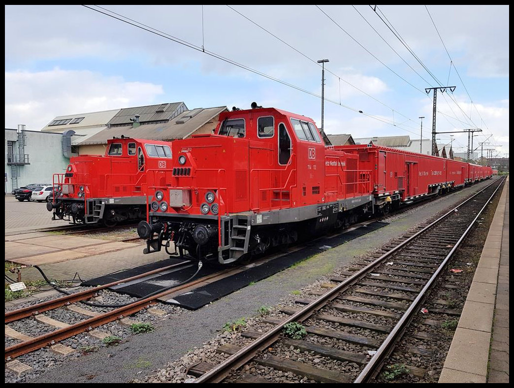 An der Spitze des DB Netz Notfalltechnik Rettungszuges in Fulda stand am 21.10.2021 die aus der Baureihe 212 umgebaute 714112. Der Zug stand parallel zum ersten Bahnsteig in Richtung Kassel. Neben 714112 stand 714111.