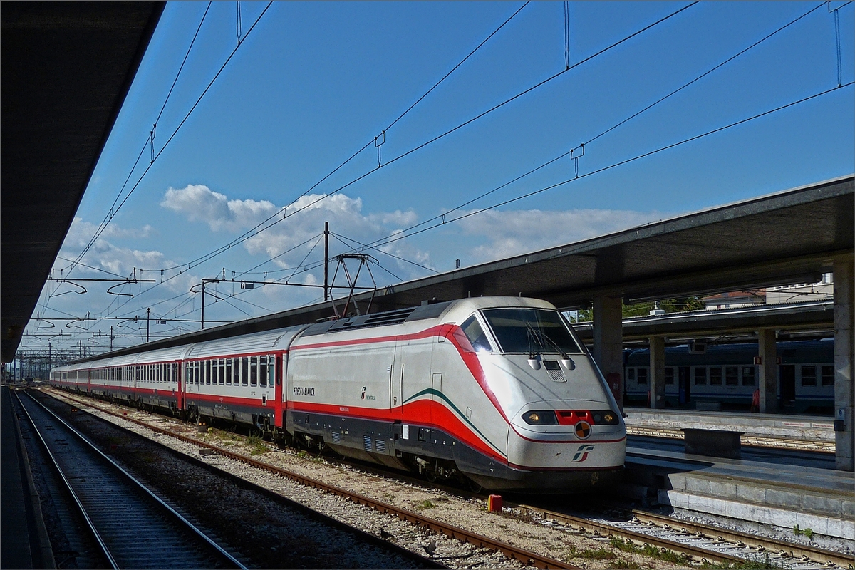 An der Spitze des Zuges fährt Lok 414 114-5 (Frecciabianca) in den Bahnhof Venezia Santa Lucia ein. 16.05.2019 (Hans)