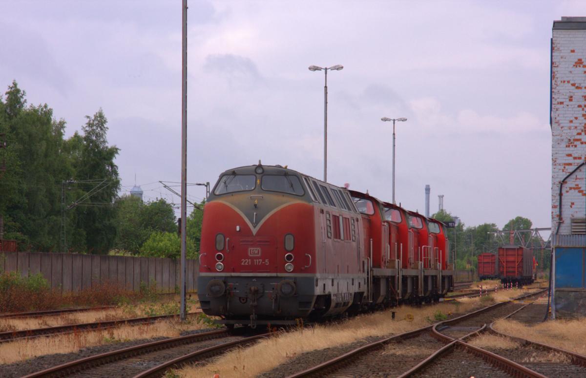 An der Spitze eines abgestellten Lokzuges stand am Tag der offenen Tür des AW Bremen am 14.06.2014 die 221117 von EfW.