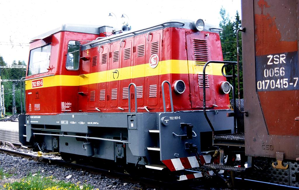 An der Spitze eines Bauzuges abgestellt im Bahnhof Strebske Pleso stand
am 3.6.2003 diese Meterspurlok 702851 im Gegenlicht.