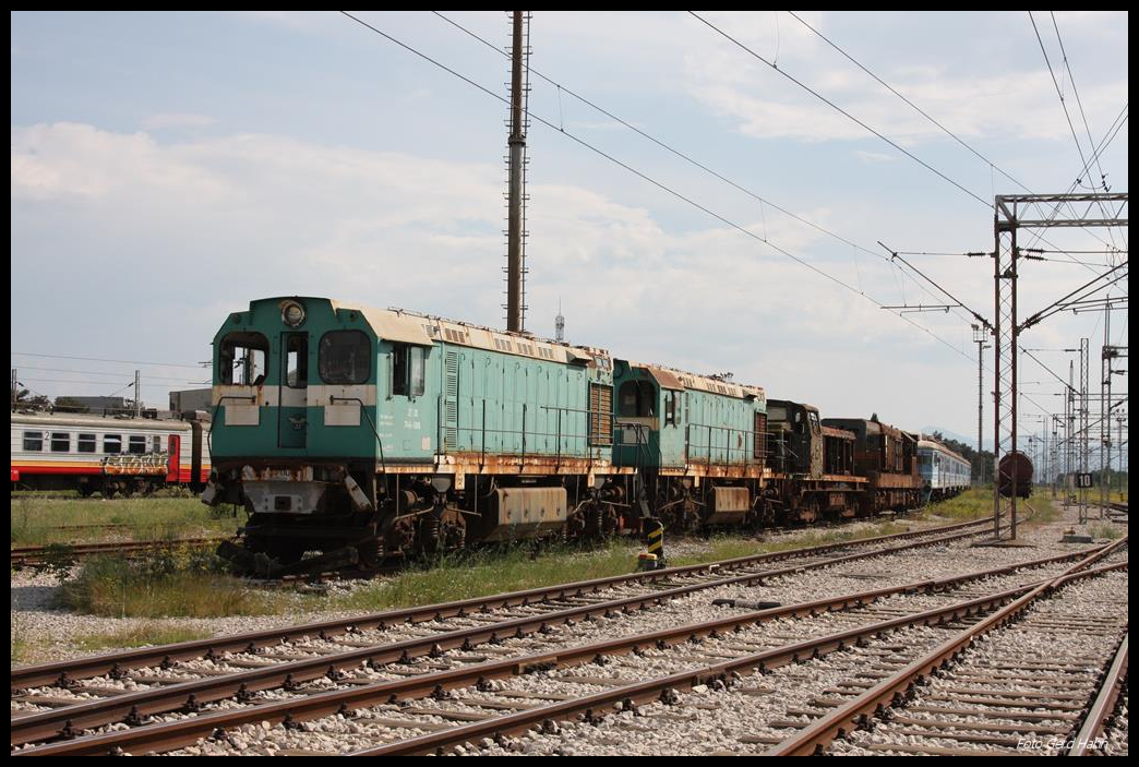 An der Spitze eines Lokzuges schrottreifer Maschinen steht hier im Bahnhof Podgorica am 16.5.2017 die noch mit JZ 744-006 bezeichnete Diesellok.