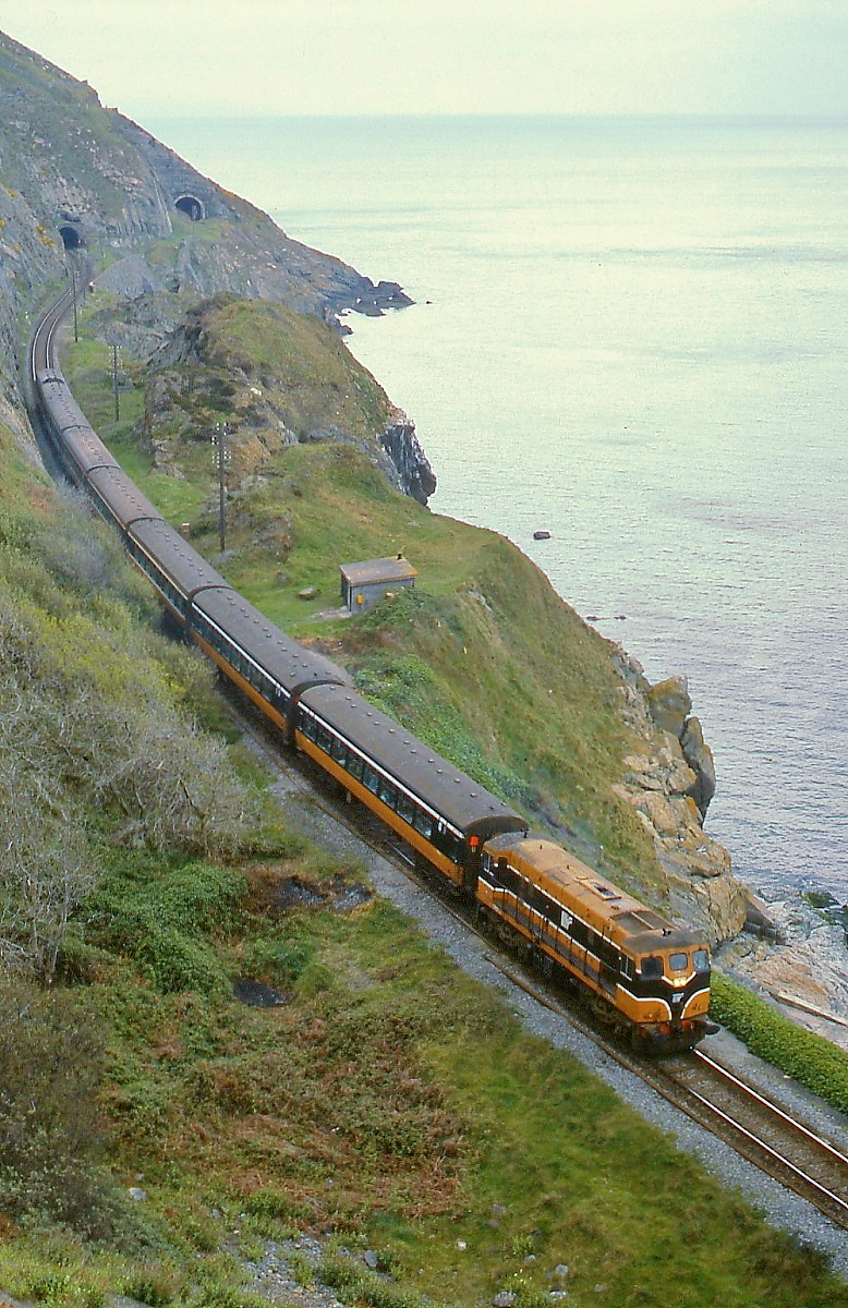 An der Spitze eines Personenzuges aus Dublin ist eine Class 141 oder 181 der CIE südlich von Bray im Aril 1992 unterwegs