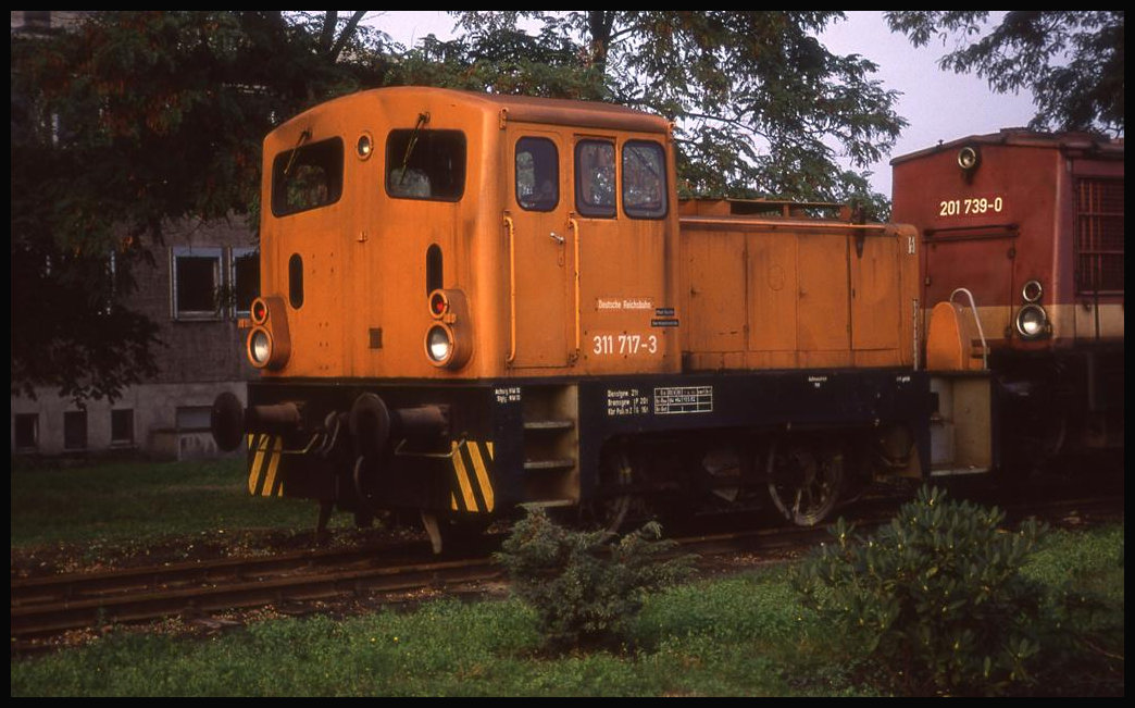 An der Spitze einer Reihe abgestellter Dieselloks war am 6.10.1992 die 311717 im BW Hoyerswerda zu sehen.