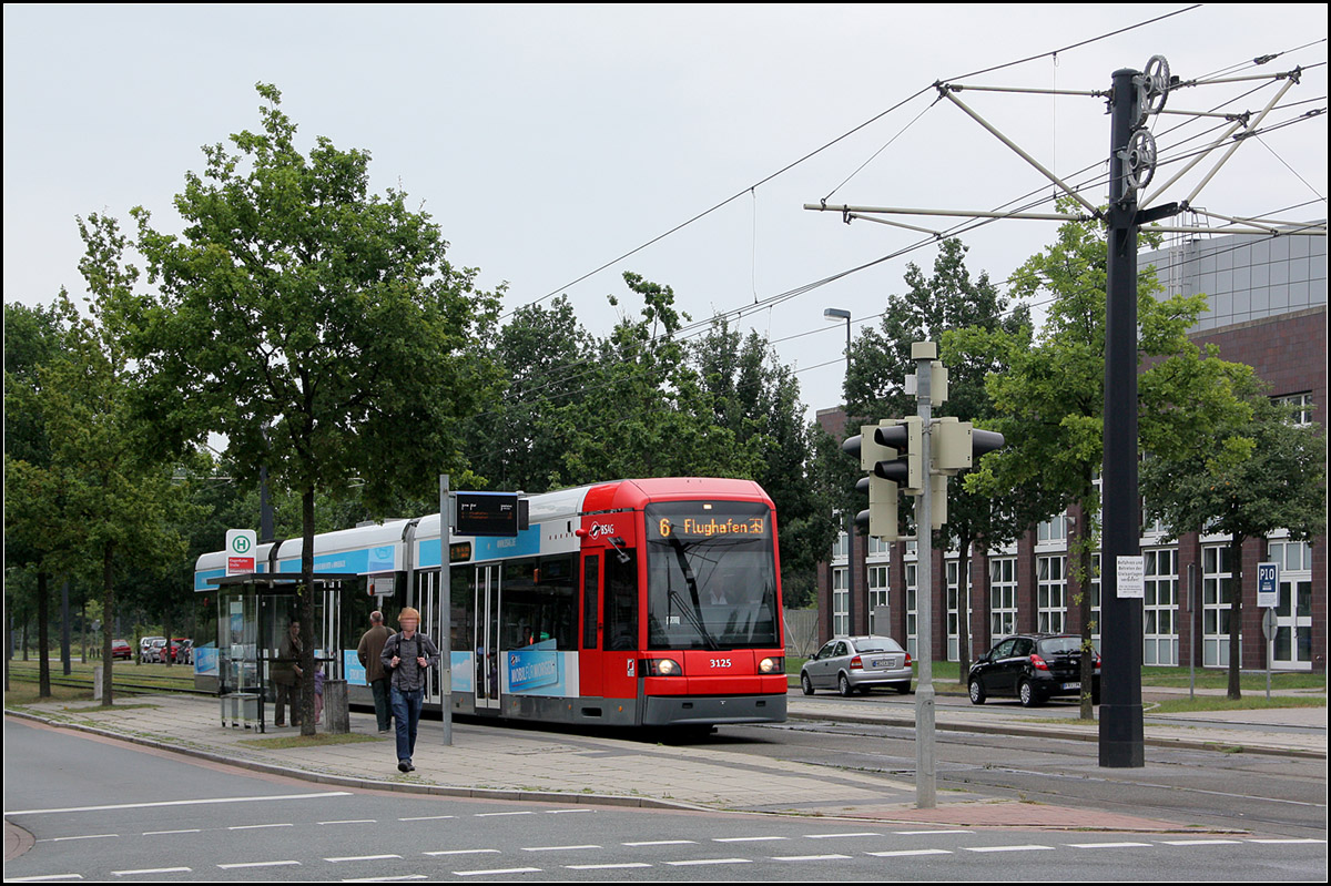 An der Starthaltestelle -

Die Bremer Linie 6 beginnt im Universtätscampus an der Haltestelle Universität-Nord. Die Wendeschleife liegt noch ca. 100 Meter nördlich.

24.08.2012 (M)