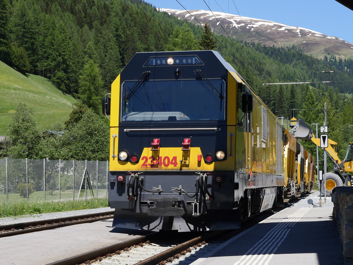 An der Station Davos-Glaris wartet Diesellok Gmf 4/4 D4 23404 bis die Waggons mit Schotter beladen sind; 13.06.2019
