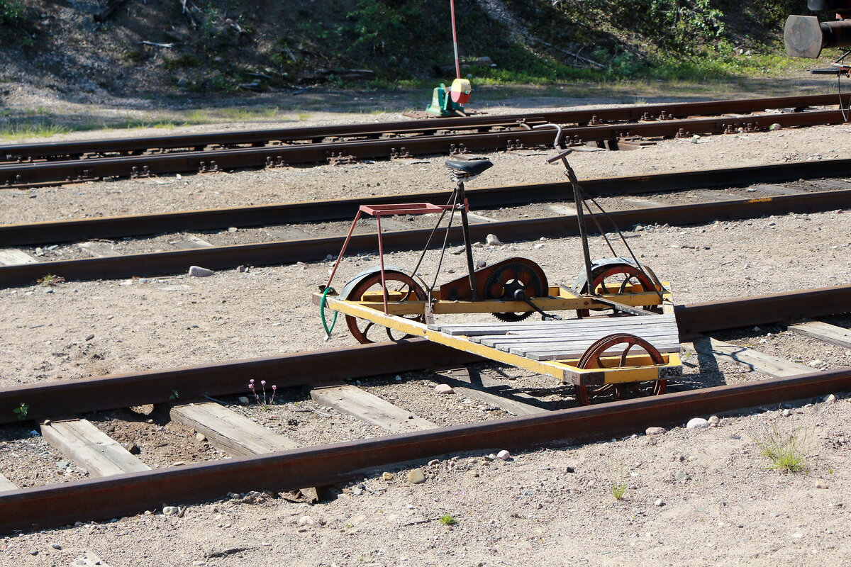 An der Station Jokkmokk (Schweden) steht am 27. Juni 2022 eine Fahrraddraisine.