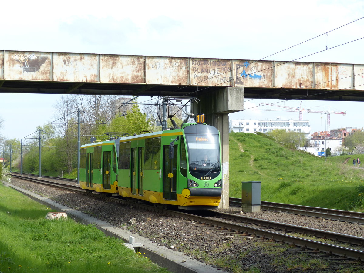 An der Station Lechicka / Poznań Plaza fährt Fahrzeug Nr. 180 unter einer Kabelbrücke hindurch. Dieses Fahrzeug ist eine für Polen so typische Konstal 105N, die modernisiert wurde und nun Moderus Alpha heisst. 1.5.2016