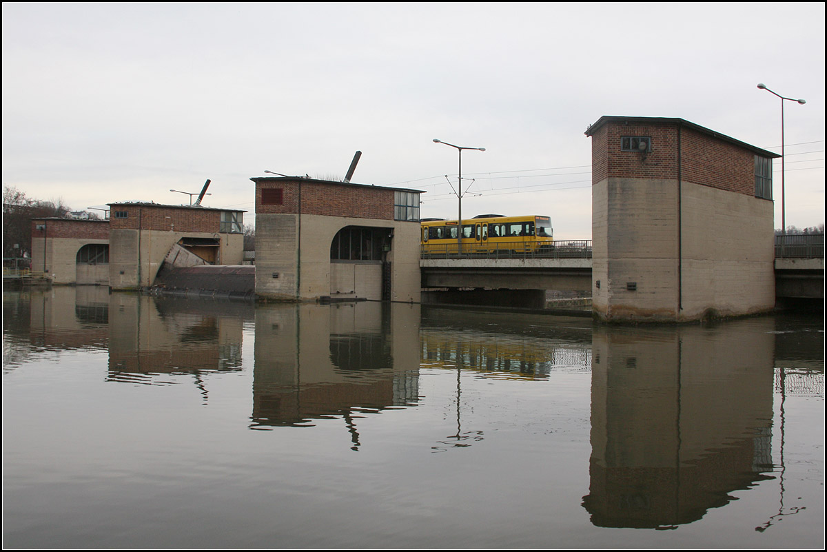 An der Staustufe -

Die Stadtbahntrasse der Stuttgarter Linie U14 führt zwischen Hofen und Mühlhausen im Bereich der Staustufe und Schleuse auf der Hofener Brücke über den Neckar. 

02.02.2017 (M)
