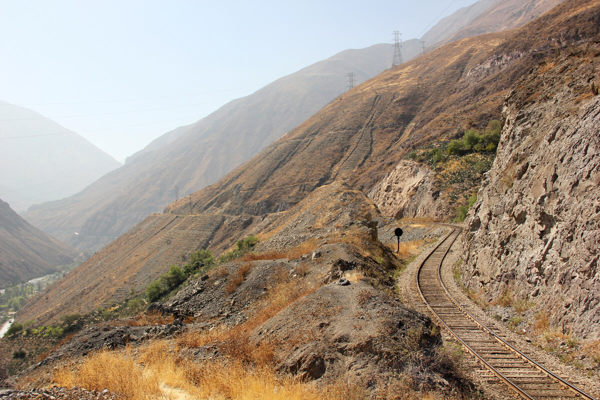 An dieser Stelle etwas oberhalb von San Bartolom� (65 km von Lima, ca 1500 m�M) fanden wir ein sehr gute Fotostelle. Blick bergw�rts in Richtung Anden. San Bartolom�, 1.8.2015