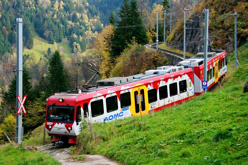 An dieser Stelle reizte mich der Wegbergang mit Hohlweg. Beh 4/8 592 als R 55 auf der Fahrt von Champry nach Aigle; 01.11.2013