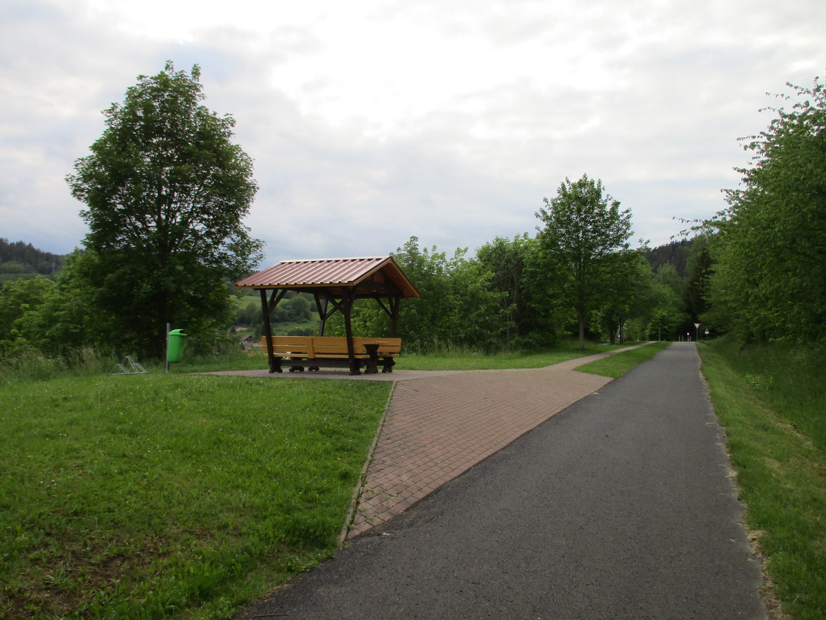 An dieser Stelle stand das Wärterhäuschen von der Station Hohleborn.Heute ist hier ein Rastplatz für Radfahrer und Wanderer auf dem Mommelsteinweg.Aufgenommen am 26.Juni 2020.