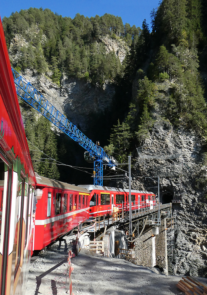 An dieser Stelle zwischen Lüen-Castiel und Chur fährt der Zug von Arosa nach Chur nach einem Tunnel direkt auf eine Brücke. Momentan finden hier Bauarbeiten statt. Chur, 13.10.2023