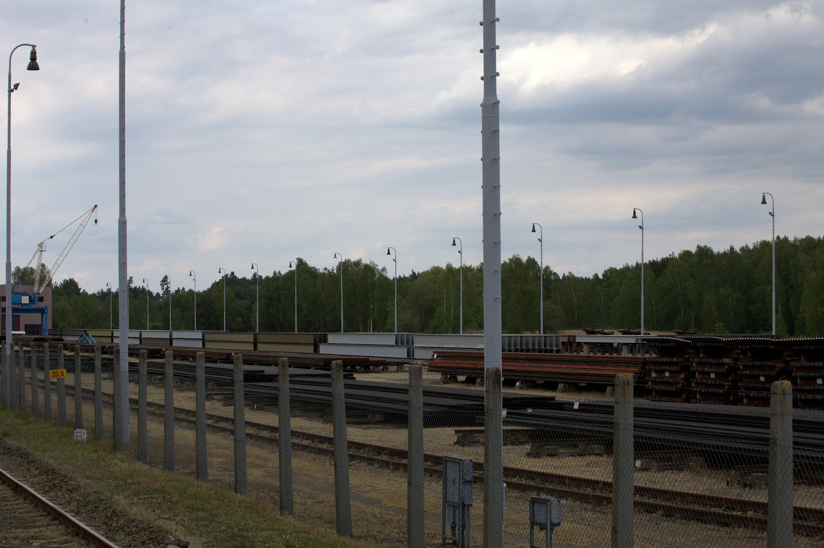 An der Strecke  Bakov nad Jizerou-Ceska Lipa, befindet sich unweit von Doksy ein Lager der strategischen Reserve der CD. Jestrebi, 21.05.2016 aus dem fahrenden Zug aufgenommen.  16:29 Uhr