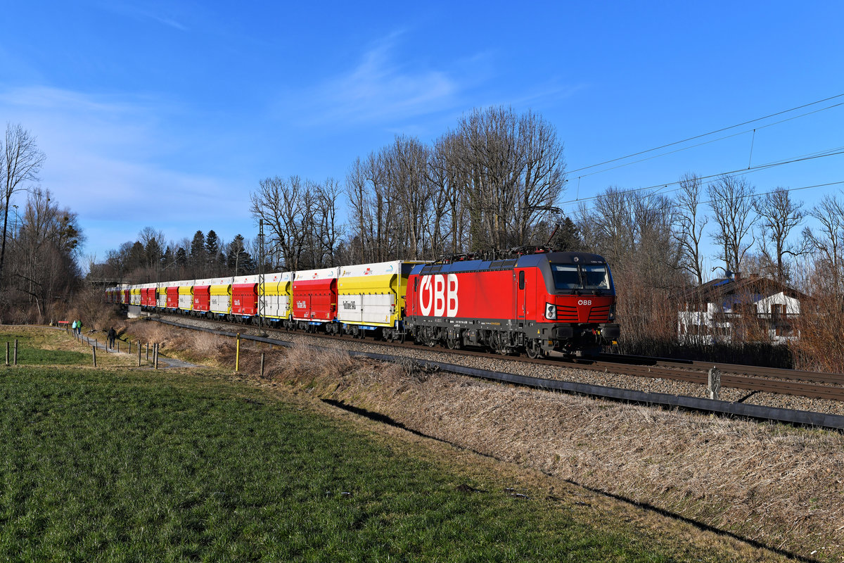 An der Strecke zwischen Rosenheim und Brannenburg wurde in 2020 stellenweise der Bahndamm freigeschnitten. Dadurch ergeben sich einige mehr oder weniger interessante Motivmöglichkeiten. So z.B. die Gerade bei Unterflintsbach. Dort konnte ich am letzten Tag des Jahres die 1293.195 mit dem sogenannten  Rohrdorf-Pendel  nach Fischbach aufnehmen. Die Leistung besteht aus dem modernsten Fahrzeugmaterial, das Rail Cargo Austria zu bieten hat. Die innovativen Rocktainer von innofreight setzten einen kräftigen farblichen Akzent in der winterlich tristen Umgebung. 