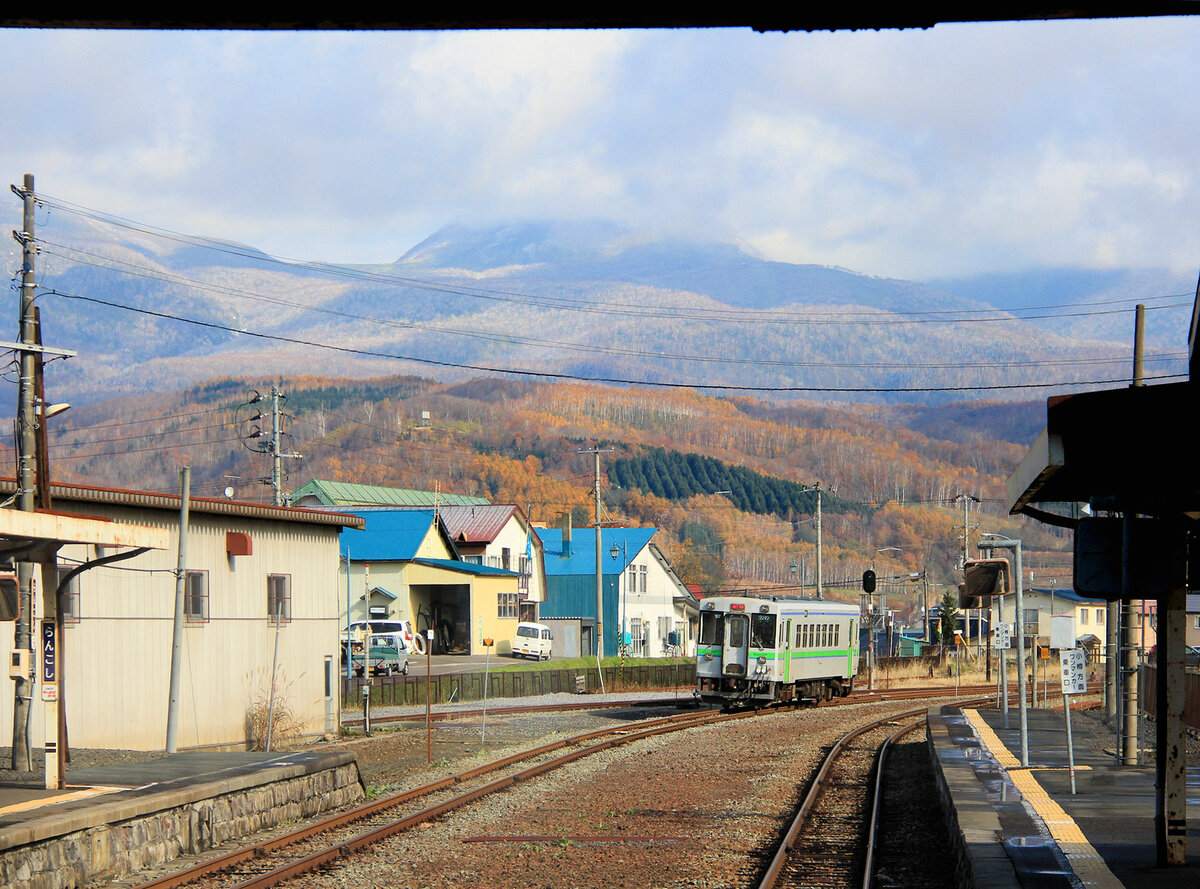 An der Südseite der alten Hauptstrecke von Hakodate nach Sapporo über den Pass: Ausfahrt von KIHA 150-107 Richtung Passhöhe von Kutchan und dann Abstieg ans Meer nach Otaru. Wenn die neue Shinkansen-Linie nach Sapporo eröffnet wird, wird diese Pass-Strecke stillgelegt. 30.Oktober 2015 