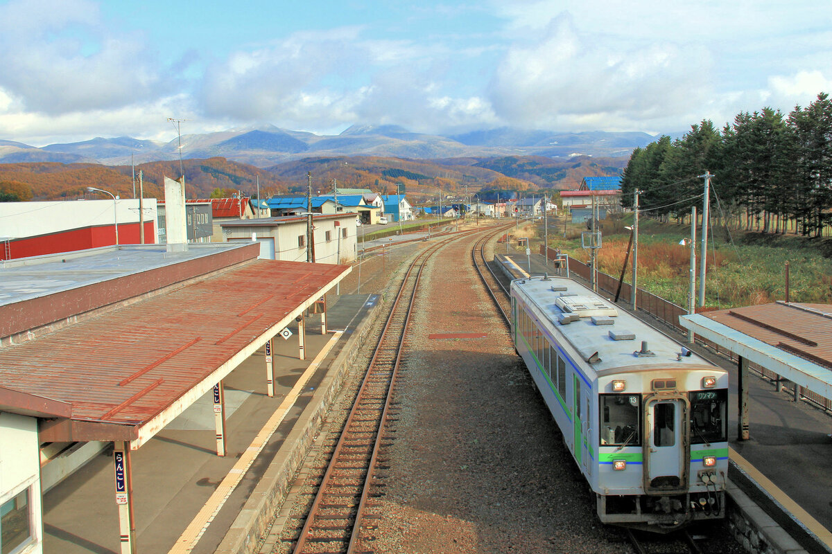 An der Südseite der alten Hauptstrecke von Hakodate nach Sapporo über den Pass: In der einsamen Station Rankoshi, mit KIHA 150-13. 30.Oktober 2015 