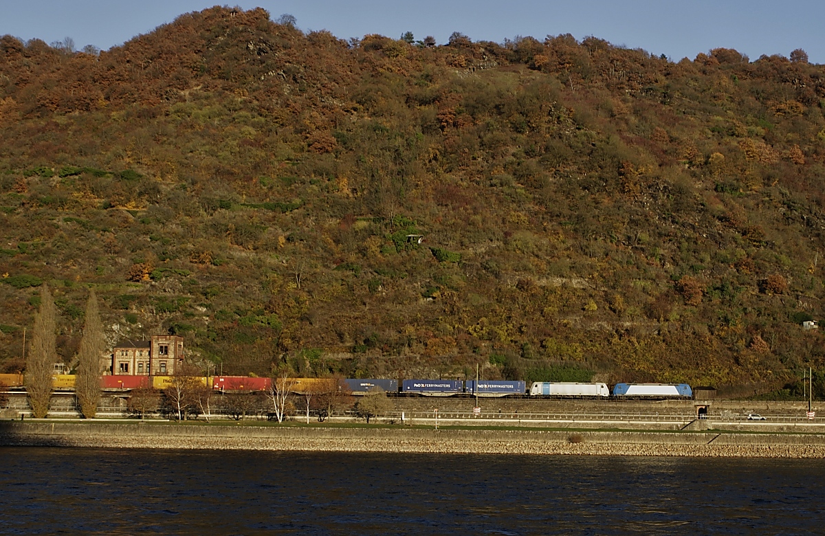 An der Teufelsvilla vorbei fährt ein Railtraxx-/Railpool-185-Doppel am 16.11.2018 in St. Goarshausen nach Süden