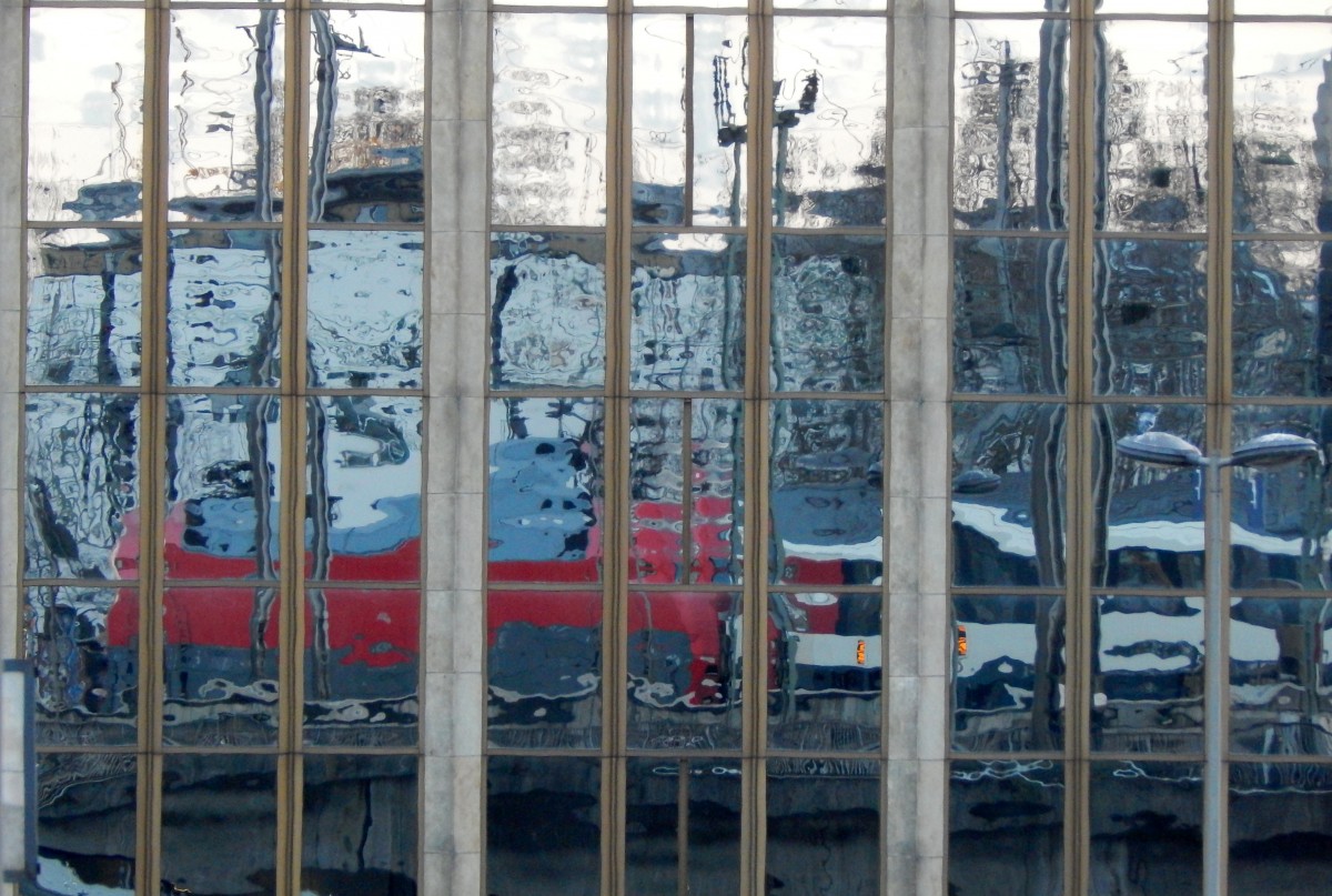 An den verspiegelten Fenstern eines Hochhauses am Kölner Hbf spiegelte sich 101 032-1 mit ihrem EC.

Köln Hbf 21.12.2015