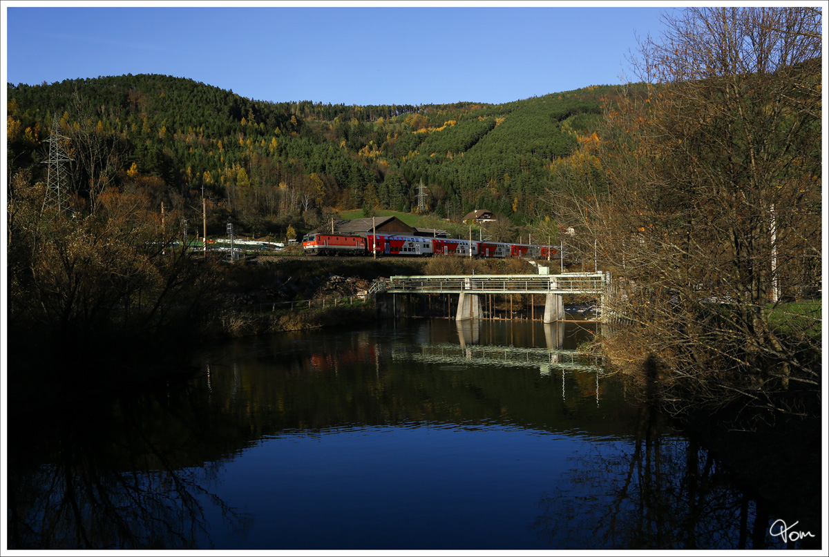 An der Wehr in Schlglmhl vorbei, schiebt eine 1144 diesen Dosto in Richtung Gloggnitz.
8.11.2013