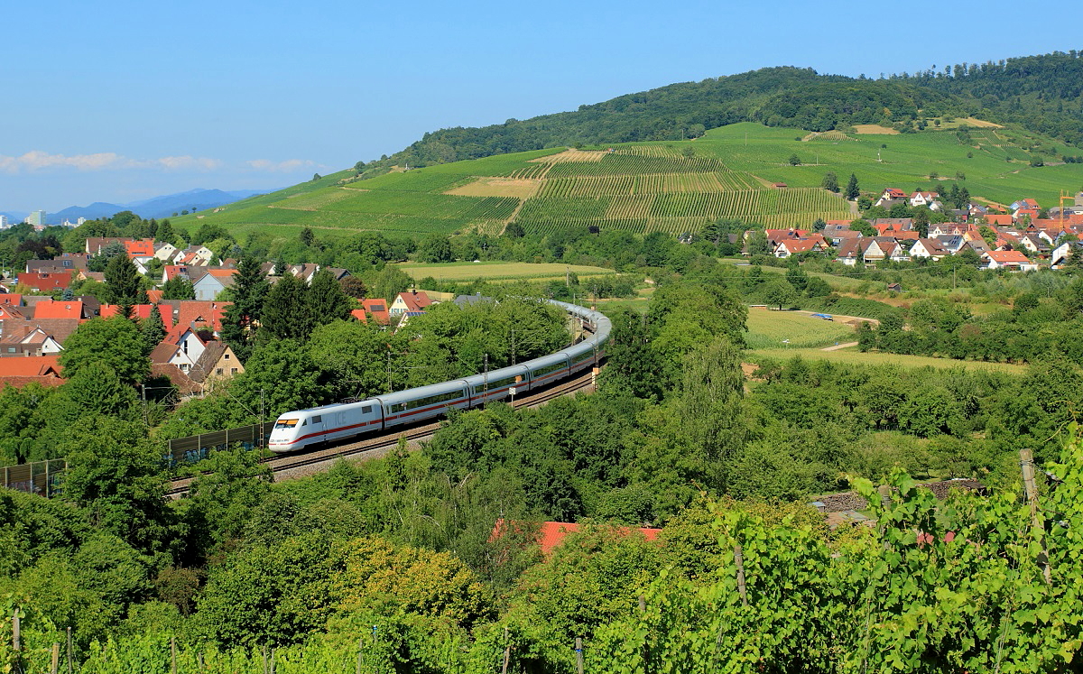 An den Weinbergen von Schallstadt vorbei fährt ein ICE 1 am 15.07.2015 in Richtung Basel