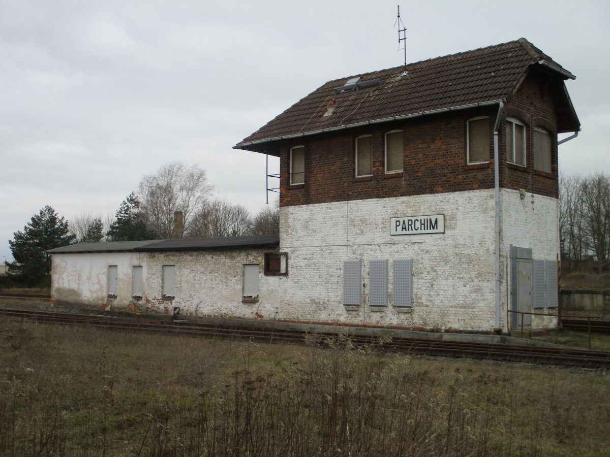 An der Westausfahrt von Parchim steht dieses Stellwerk mit Anbau.Aufnahme vom 22.Februar 2020.