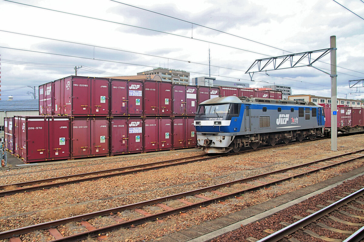An der westlichen Chûô-Linie aufs Hochplateau von Matsumoto hinauf. In der Station Tajimi wartet Lok EF210-135 mit einem Containerzug. Die Container der Güterzugsgesellschaft JR Freight sind schön sauber aufgestapelt, keine Schmierereien, kein Graphiti, kein Vandalismus verunstaltet den japanischen Güterverkehr. 6.November 2023  