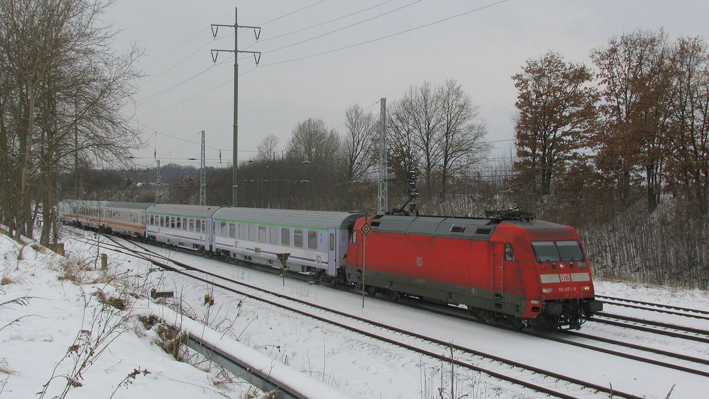 An der westlichen Einfahrt des Bahnhof Diedersdorf wurde am 12.03.13 die 101 073-5 mit ihrem Wawel nach Breslau fotografiert.